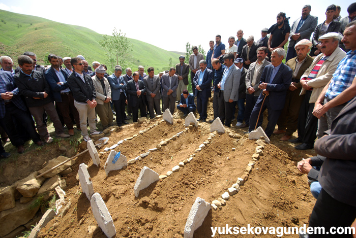 Salar ailesi Yüksekova'da yan yana toprağa verildi 23
