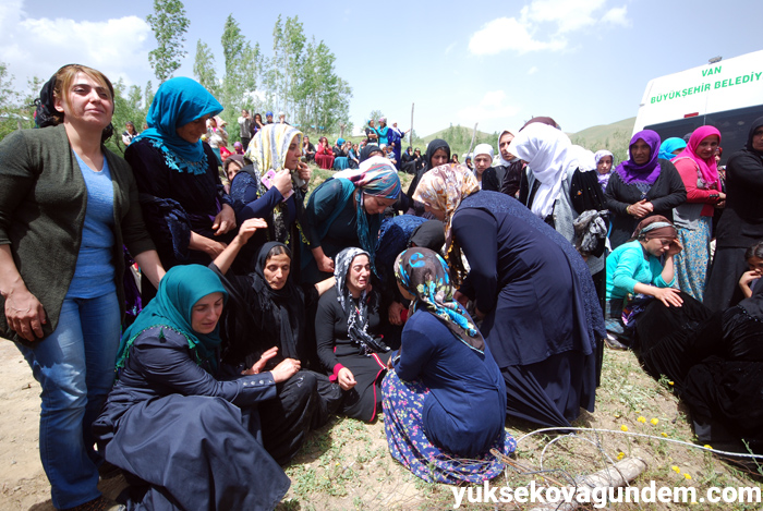 Salar ailesi Yüksekova'da yan yana toprağa verildi 24