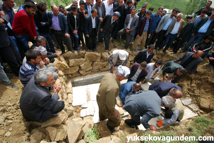 Salar ailesi Yüksekova'da yan yana toprağa verildi 26