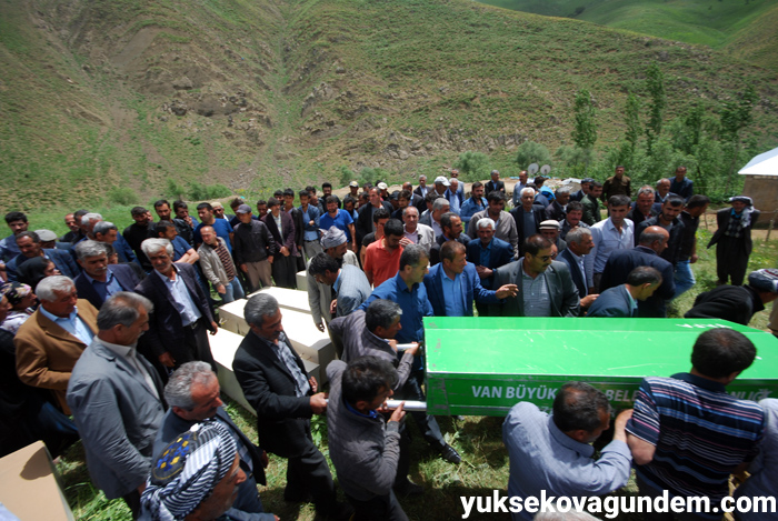 Salar ailesi Yüksekova'da yan yana toprağa verildi 29