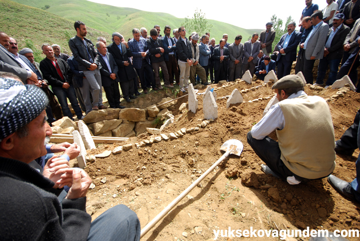 Salar ailesi Yüksekova'da yan yana toprağa verildi 3