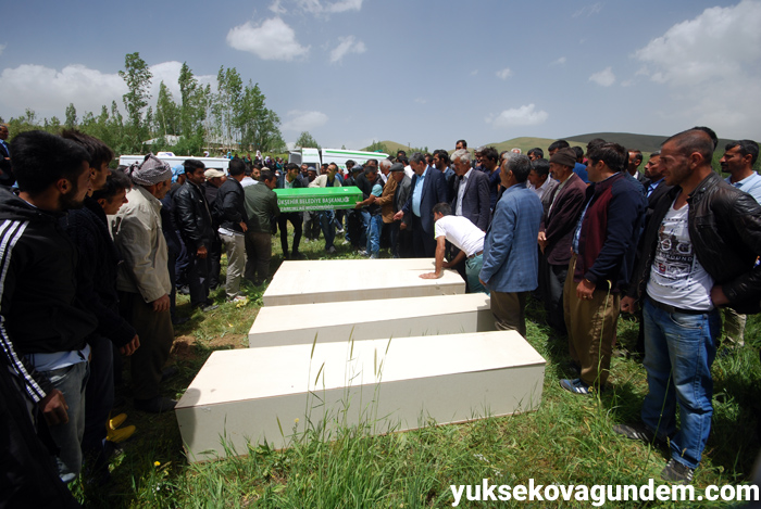 Salar ailesi Yüksekova'da yan yana toprağa verildi 30