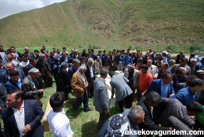 Salar ailesi Yüksekova'da yan yana toprağa verildi 31