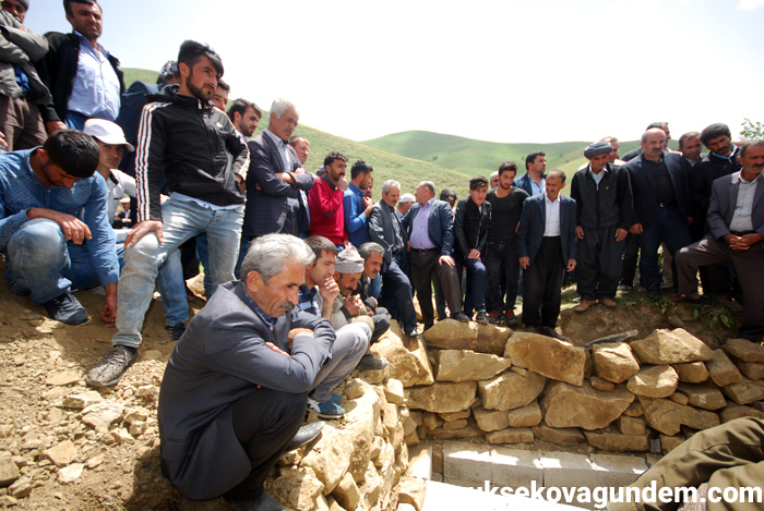 Salar ailesi Yüksekova'da yan yana toprağa verildi 32