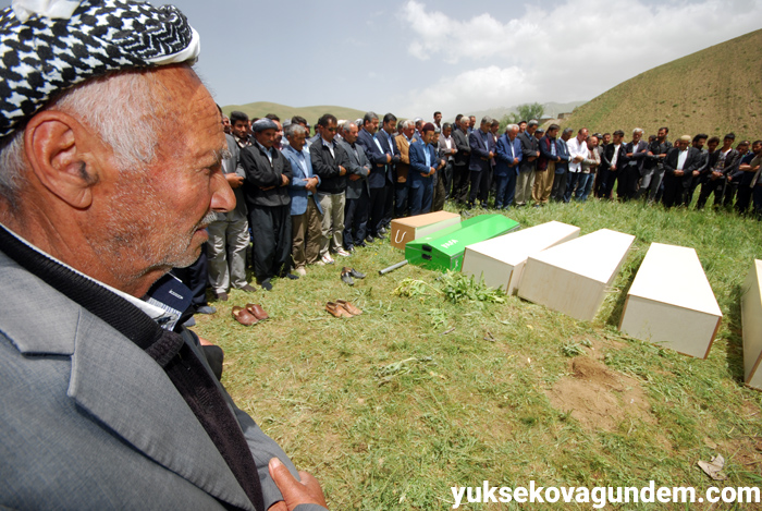 Salar ailesi Yüksekova'da yan yana toprağa verildi 33