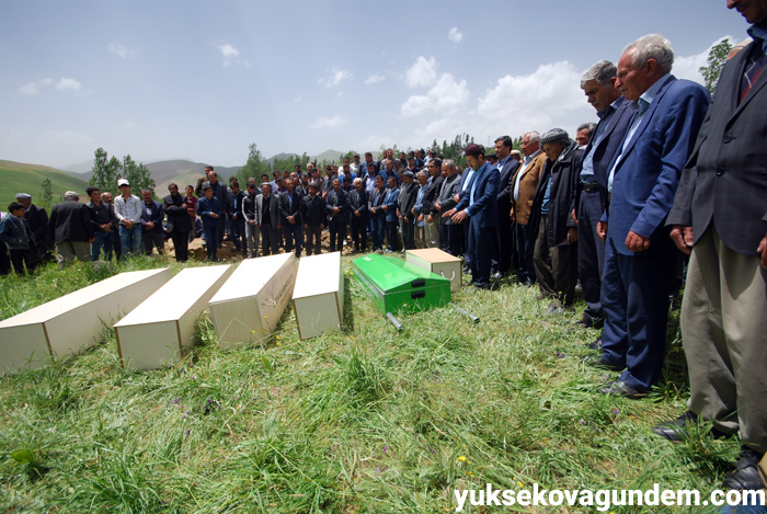 Salar ailesi Yüksekova'da yan yana toprağa verildi 34