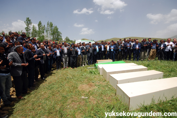 Salar ailesi Yüksekova'da yan yana toprağa verildi 35