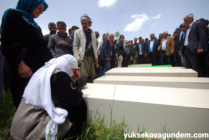 Salar ailesi Yüksekova'da yan yana toprağa verildi 38