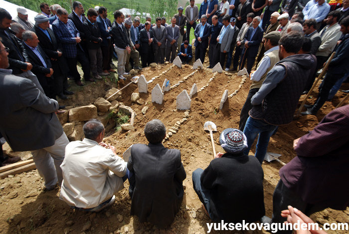 Salar ailesi Yüksekova'da yan yana toprağa verildi 39