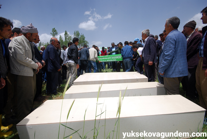 Salar ailesi Yüksekova'da yan yana toprağa verildi 40