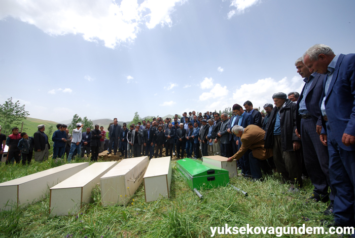 Salar ailesi Yüksekova'da yan yana toprağa verildi 41