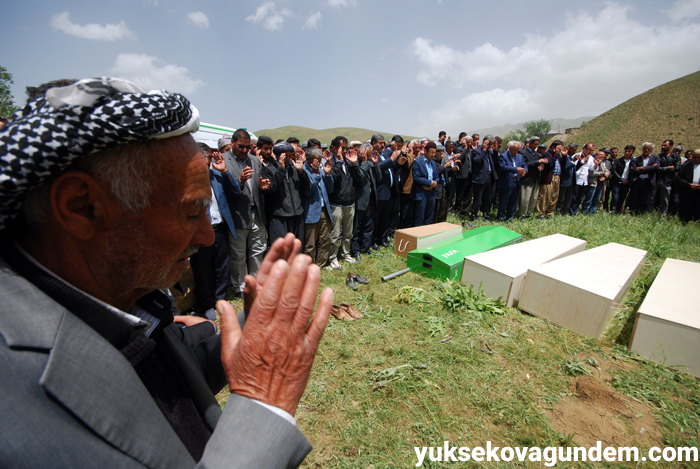 Salar ailesi Yüksekova'da yan yana toprağa verildi 42