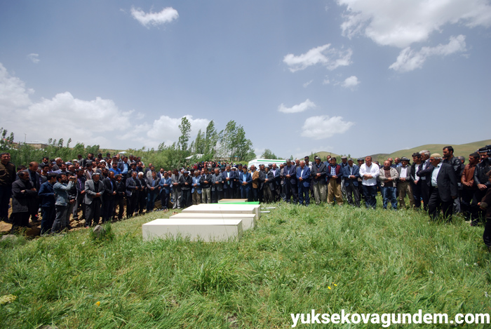 Salar ailesi Yüksekova'da yan yana toprağa verildi 43