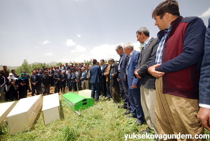 Salar ailesi Yüksekova'da yan yana toprağa verildi 44