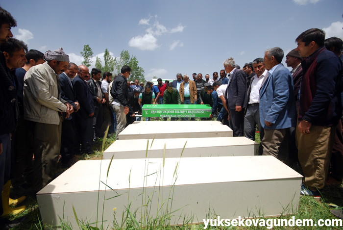 Salar ailesi Yüksekova'da yan yana toprağa verildi 45