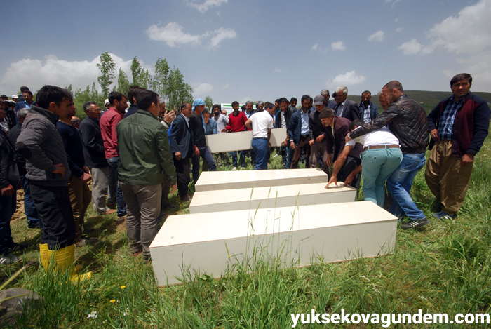 Salar ailesi Yüksekova'da yan yana toprağa verildi 46