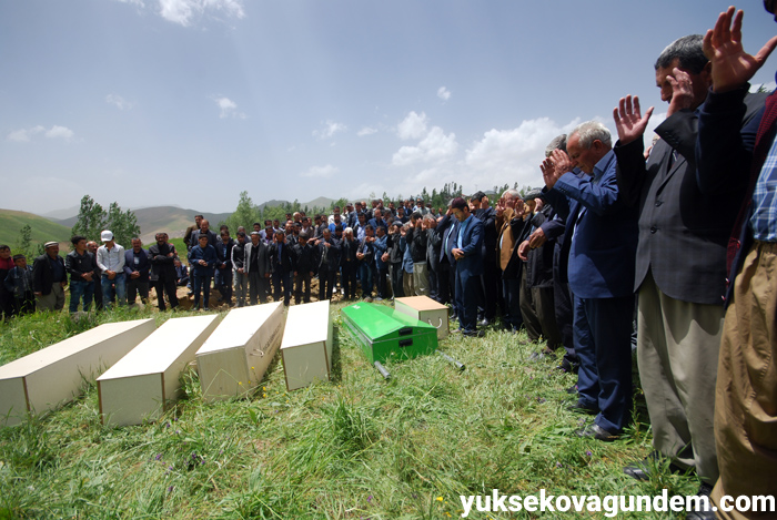 Salar ailesi Yüksekova'da yan yana toprağa verildi 48