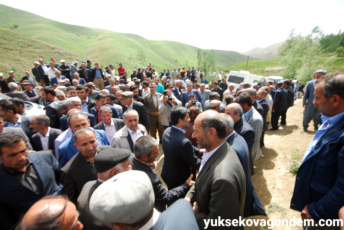 Salar ailesi Yüksekova'da yan yana toprağa verildi 49