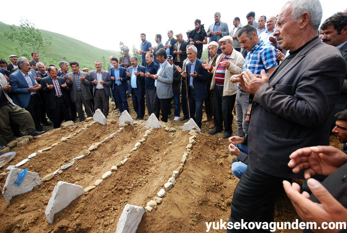 Salar ailesi Yüksekova'da yan yana toprağa verildi 51