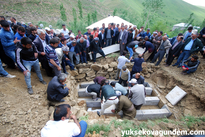 Salar ailesi Yüksekova'da yan yana toprağa verildi 54