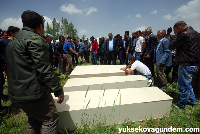 Salar ailesi Yüksekova'da yan yana toprağa verildi 56