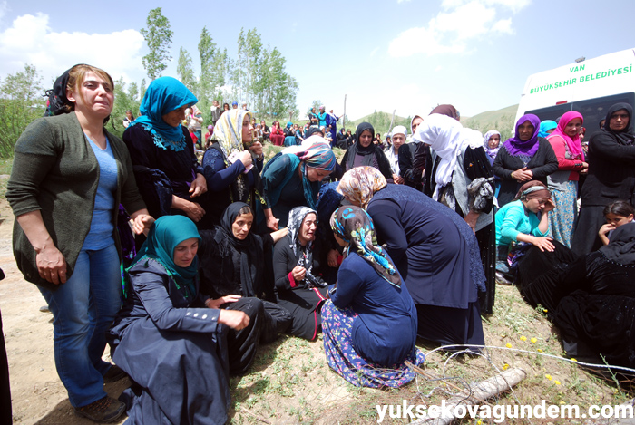 Salar ailesi Yüksekova'da yan yana toprağa verildi 57