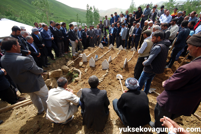 Salar ailesi Yüksekova'da yan yana toprağa verildi 58