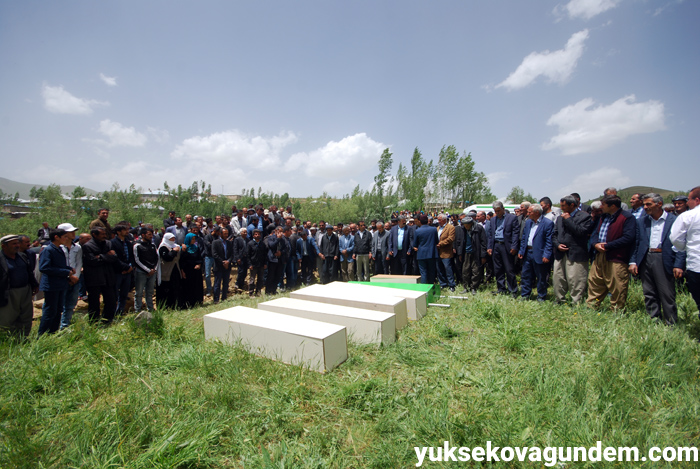 Salar ailesi Yüksekova'da yan yana toprağa verildi 9