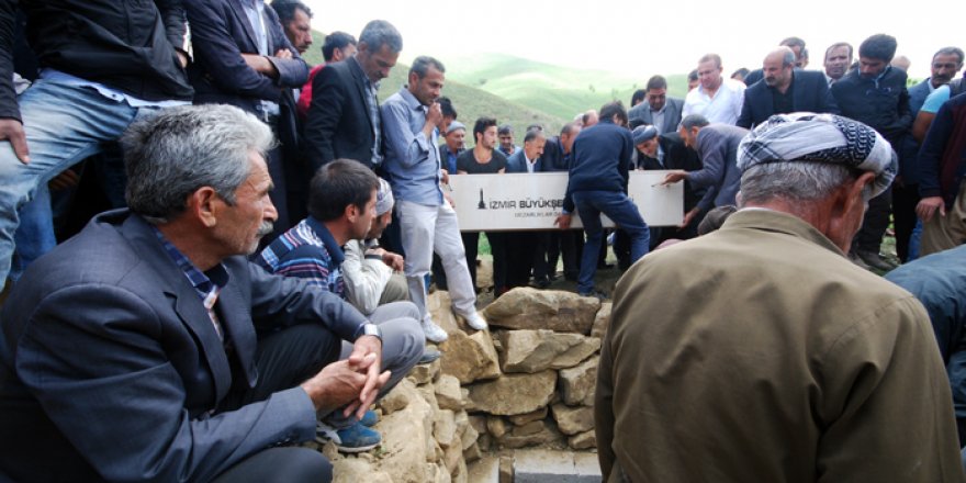 Salar ailesi Yüksekova'da yan yana toprağa verildi