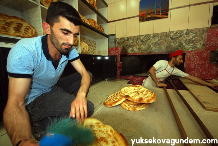Sıcağa meydan okuyan ustalar, 60 derece'de oruç tutuyorlar 18