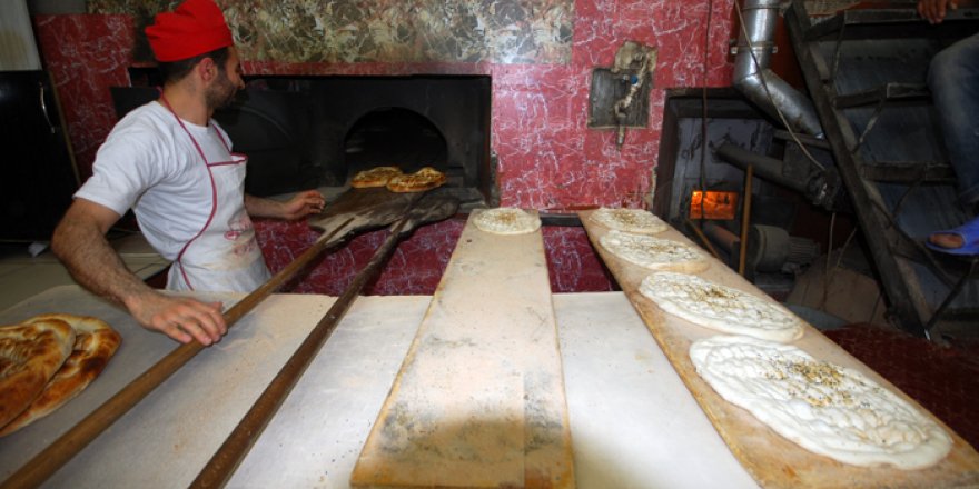 Sıcağa meydan okuyan ustalar, 60 derece'de oruç tutuyorlar