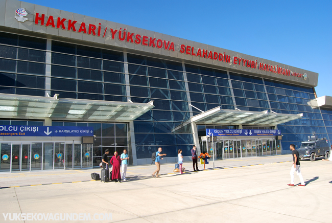 Yüksekova'ya aylar sonra ilk uçak indi 18