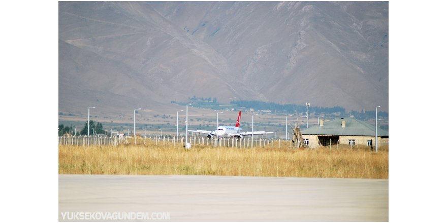 Yüksekova'ya aylar sonra ilk uçak indi