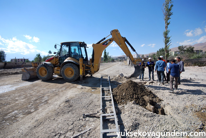 Yüksekova'da Hasar Gören Elektrik Şebekeleri Onarılıyor 1