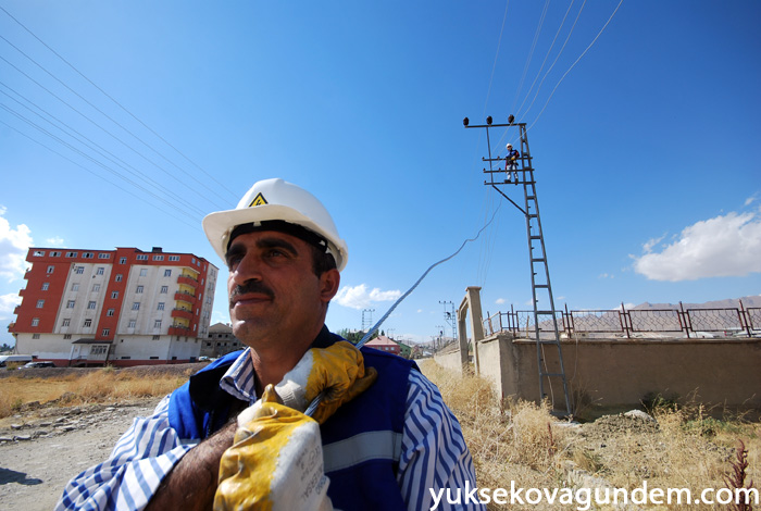 Yüksekova'da Hasar Gören Elektrik Şebekeleri Onarılıyor 10
