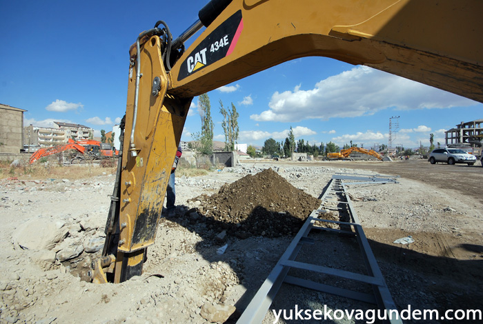 Yüksekova'da Hasar Gören Elektrik Şebekeleri Onarılıyor 11
