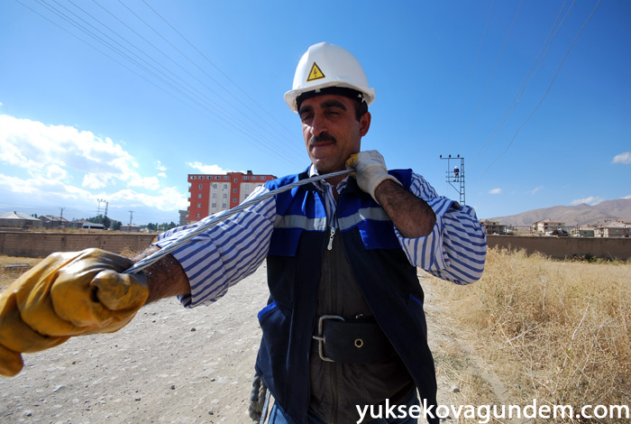 Yüksekova'da Hasar Gören Elektrik Şebekeleri Onarılıyor 12
