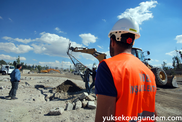 Yüksekova'da Hasar Gören Elektrik Şebekeleri Onarılıyor 13