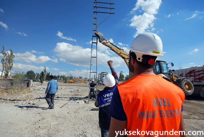 Yüksekova'da Hasar Gören Elektrik Şebekeleri Onarılıyor 15