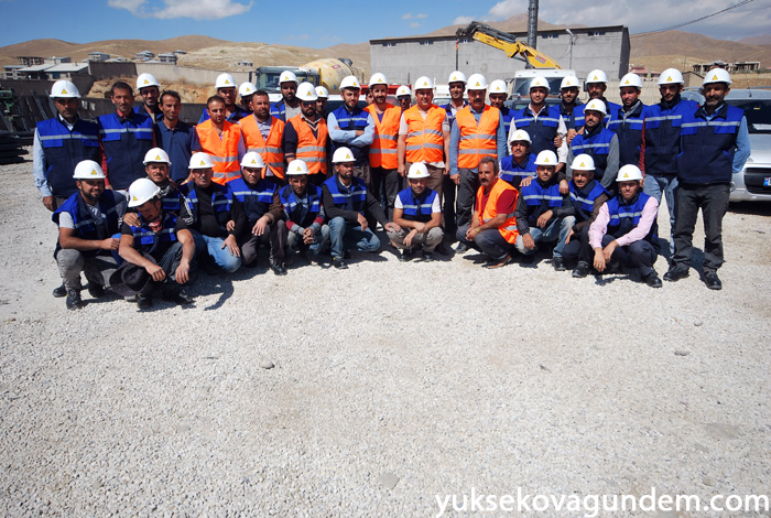 Yüksekova'da Hasar Gören Elektrik Şebekeleri Onarılıyor 18