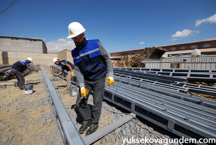 Yüksekova'da Hasar Gören Elektrik Şebekeleri Onarılıyor 21