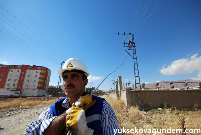 Yüksekova'da Hasar Gören Elektrik Şebekeleri Onarılıyor 22