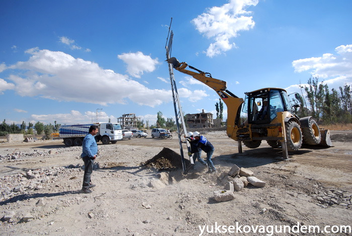 Yüksekova'da Hasar Gören Elektrik Şebekeleri Onarılıyor 23