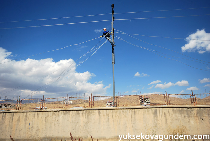 Yüksekova'da Hasar Gören Elektrik Şebekeleri Onarılıyor 24