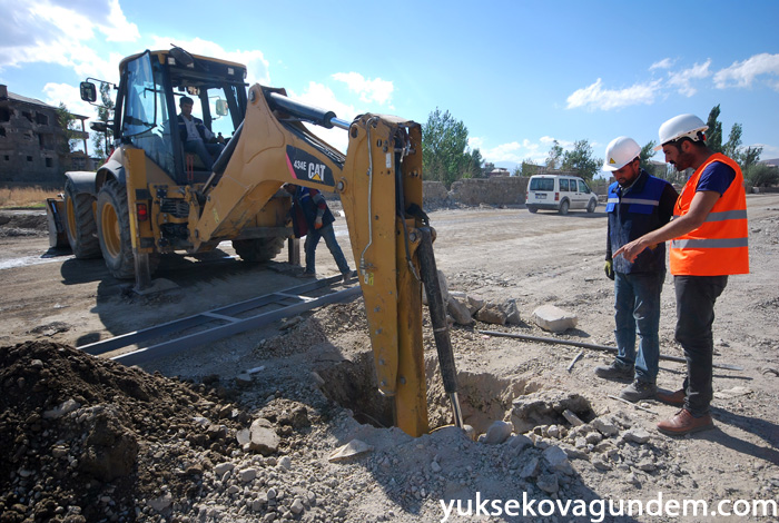 Yüksekova'da Hasar Gören Elektrik Şebekeleri Onarılıyor 25