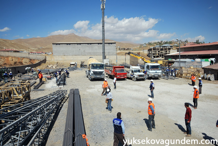 Yüksekova'da Hasar Gören Elektrik Şebekeleri Onarılıyor 29