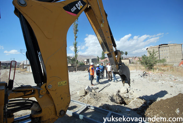 Yüksekova'da Hasar Gören Elektrik Şebekeleri Onarılıyor 3