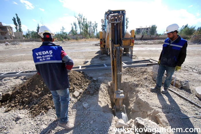 Yüksekova'da Hasar Gören Elektrik Şebekeleri Onarılıyor 30