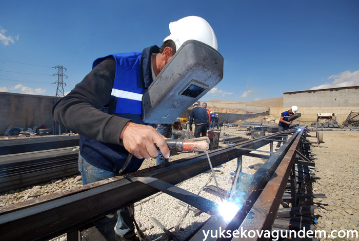 Yüksekova'da Hasar Gören Elektrik Şebekeleri Onarılıyor 31