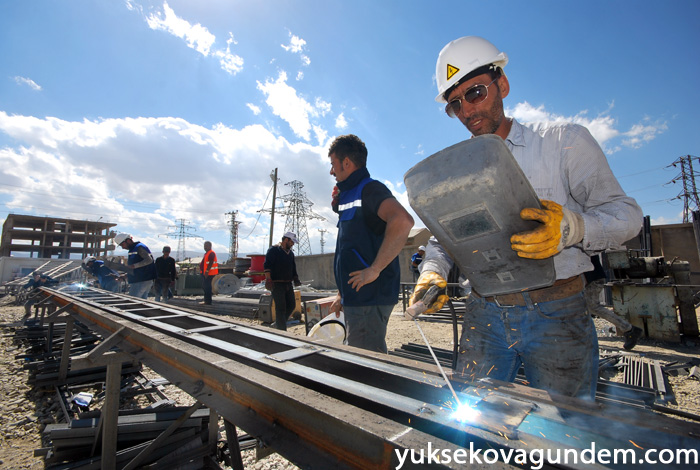 Yüksekova'da Hasar Gören Elektrik Şebekeleri Onarılıyor 32